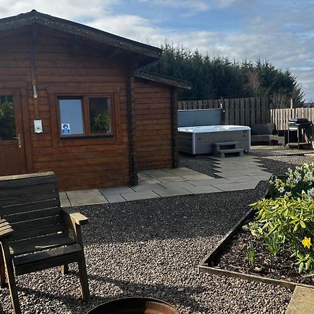 Lochinvar - Highland Log Cabin With Private Hot Tub Airdrie Εξωτερικό φωτογραφία