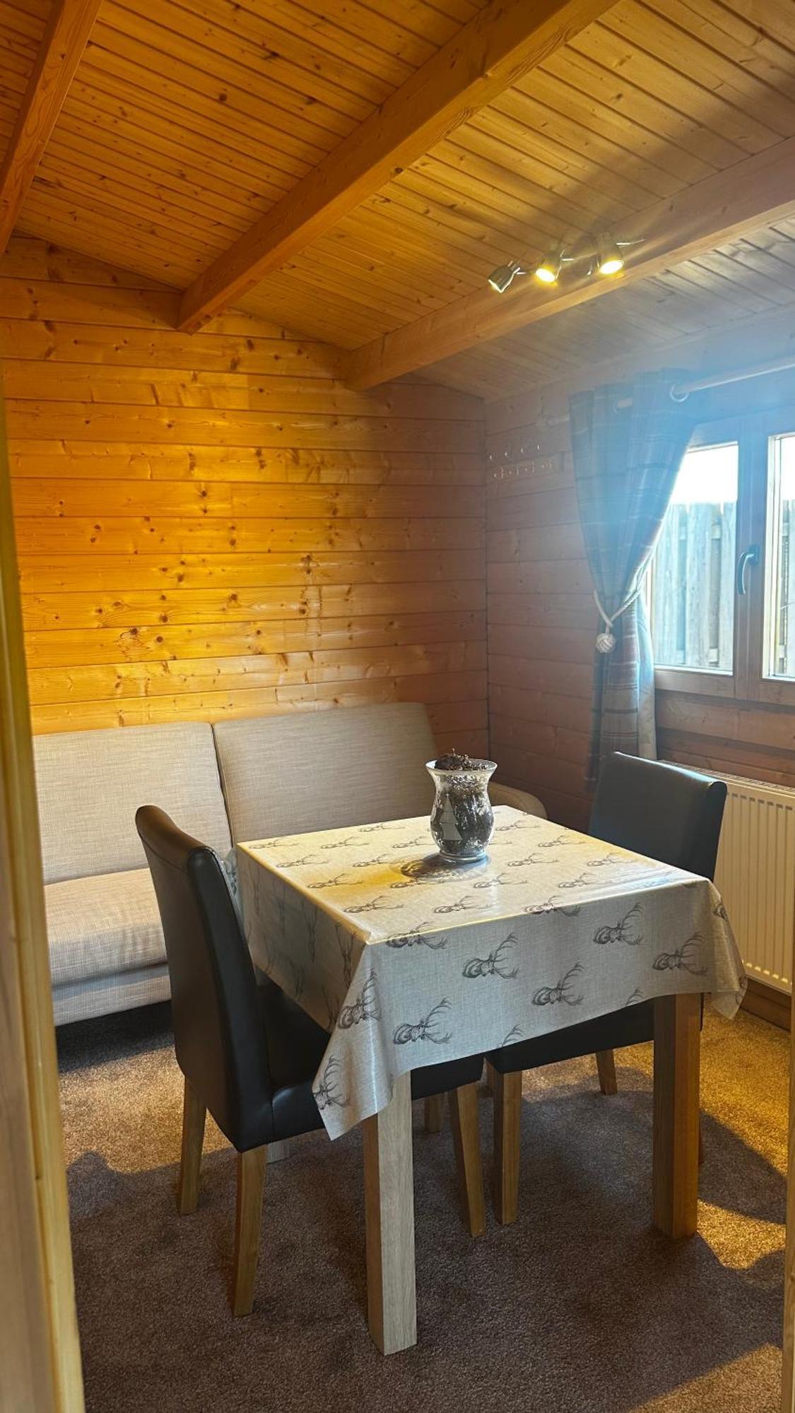 Lochinvar - Highland Log Cabin With Private Hot Tub Airdrie Εξωτερικό φωτογραφία