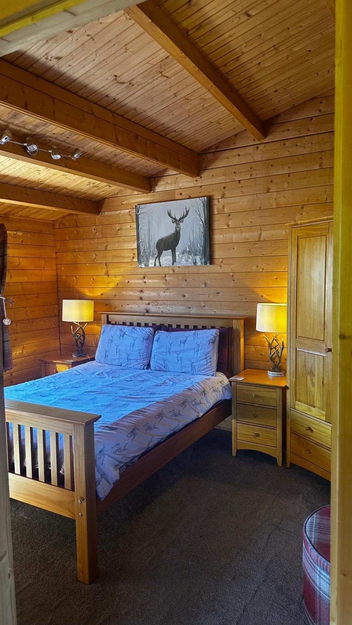 Lochinvar - Highland Log Cabin With Private Hot Tub Airdrie Εξωτερικό φωτογραφία