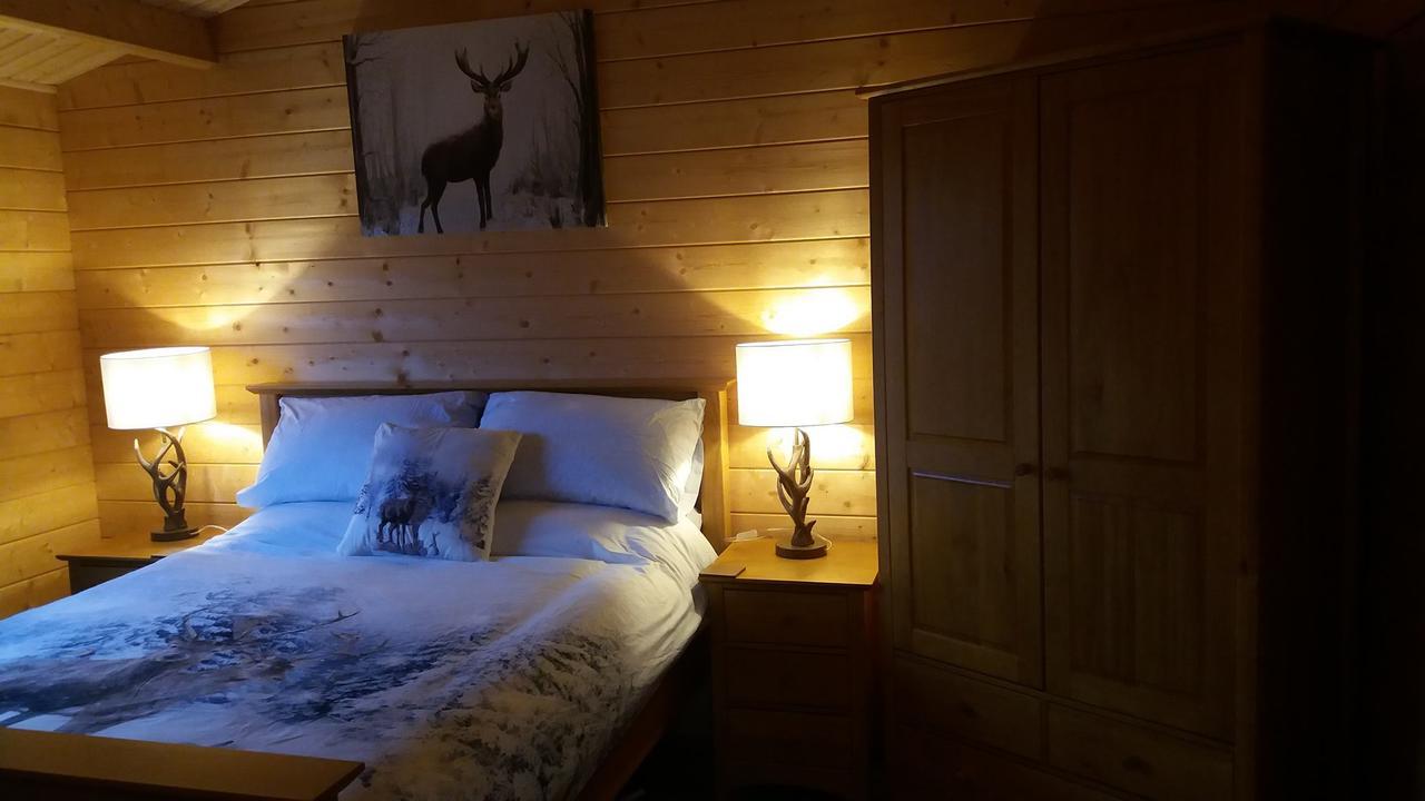 Lochinvar - Highland Log Cabin With Private Hot Tub Airdrie Εξωτερικό φωτογραφία